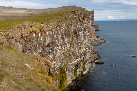 Shetland’s Far North Treks: Untamed Beauty and Dramatic Cliffs